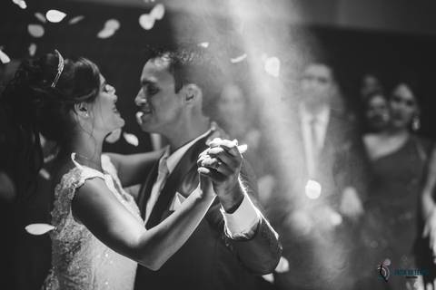 igreja matriz são caetano, igreja sagrada familia são caetano, casando na igreja, casamento na igraja, noiva classica, casamento classico, buffet tulipas, festa de casamento classico, vestido de noiva, buquet vermelho'