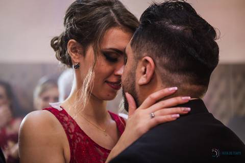 igreja matriz são caetano, igreja sagrada familia são caetano, casando na igreja, casamento na igraja, noiva classica, casamento classico, buffet tulipas, festa de casamento classico, vestido de noiva, buquet vermelho'