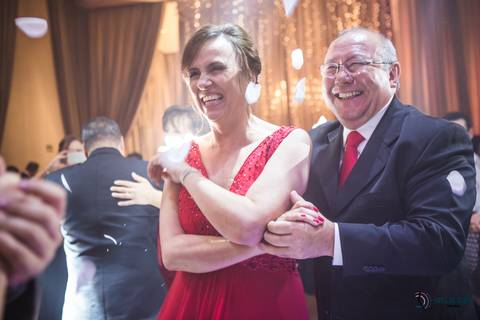 igreja matriz são caetano, igreja sagrada familia são caetano, casando na igreja, casamento na igraja, noiva classica, casamento classico, buffet tulipas, festa de casamento classico, vestido de noiva, buquet vermelho'