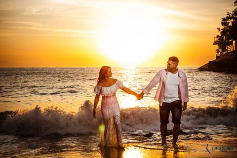 Nascer do sol, ensaio pré casamento na praia, praia do guarujá ensaio, ensaio no guarujá, ensaio pé na areia, casamento na praia, casando no por do sol, fotos no nascer do sol, pré casamento no guaruja, pre casamento pé na areaia'