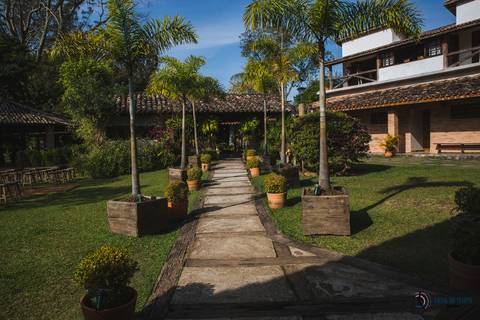 restaurante senzala, vestido de noiva, casamento de dia, casamento ao ar livre, casamento no campo, casamento rustico, senzala eventos, casamento em salesopolis, vestido de renda, decoração roxa,  madrinhas de roxo, decoração lampadas penduradas'