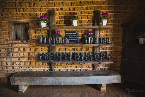 restaurante senzala, vestido de noiva, casamento de dia, casamento ao ar livre, casamento no campo, casamento rustico, senzala eventos, casamento em salesopolis, vestido de renda, decoração roxa,  madrinhas de roxo, decoração lampadas penduradas'