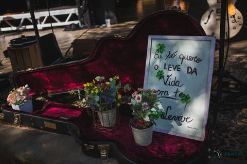 restaurante senzala, vestido de noiva, casamento de dia, casamento ao ar livre, casamento no campo, casamento rustico, senzala eventos, casamento em salesopolis, vestido de renda, decoração roxa,  madrinhas de roxo, decoração lampadas penduradas'