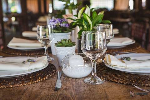 restaurante senzala, vestido de noiva, casamento de dia, casamento ao ar livre, casamento no campo, casamento rustico, senzala eventos, casamento em salesopolis, vestido de renda, decoração roxa,  madrinhas de roxo, decoração lampadas penduradas'