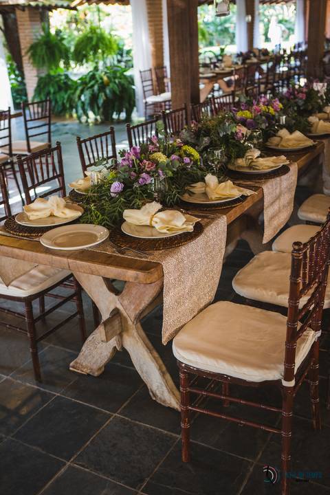 restaurante senzala, vestido de noiva, casamento de dia, casamento ao ar livre, casamento no campo, casamento rustico, senzala eventos, casamento em salesopolis, vestido de renda, decoração roxa,  madrinhas de roxo, decoração lampadas penduradas'