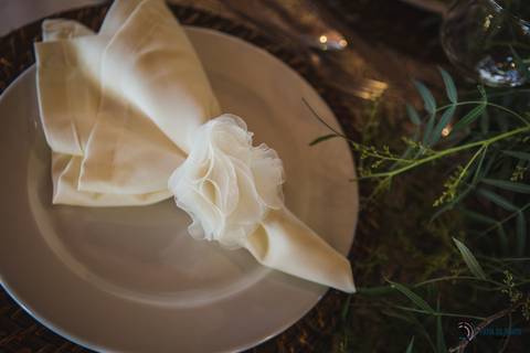 restaurante senzala, vestido de noiva, casamento de dia, casamento ao ar livre, casamento no campo, casamento rustico, senzala eventos, casamento em salesopolis, vestido de renda, decoração roxa,  madrinhas de roxo, decoração lampadas penduradas'