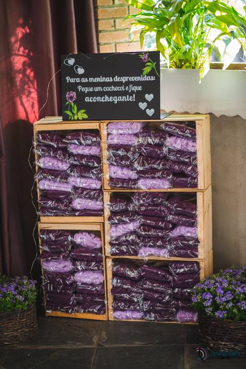 restaurante senzala, vestido de noiva, casamento de dia, casamento ao ar livre, casamento no campo, casamento rustico, senzala eventos, casamento em salesopolis, vestido de renda, decoração roxa,  madrinhas de roxo, decoração lampadas penduradas'