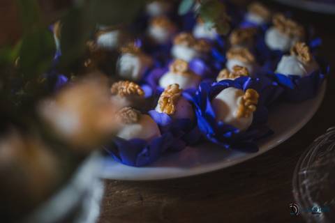 restaurante senzala, vestido de noiva, casamento de dia, casamento ao ar livre, casamento no campo, casamento rustico, senzala eventos, casamento em salesopolis, vestido de renda, decoração roxa,  madrinhas de roxo, decoração lampadas penduradas'