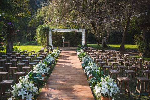 restaurante senzala, vestido de noiva, casamento de dia, casamento ao ar livre, casamento no campo, casamento rustico, senzala eventos, casamento em salesopolis, vestido de renda, decoração roxa,  madrinhas de roxo, decoração lampadas penduradas'