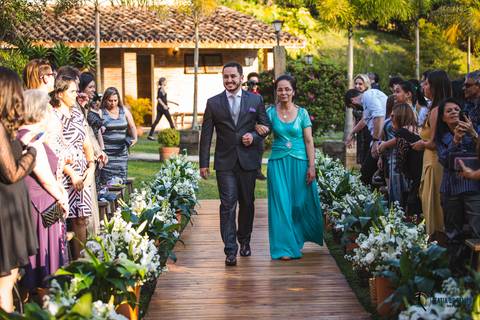 restaurante senzala, vestido de noiva, casamento de dia, casamento ao ar livre, casamento no campo, casamento rustico, senzala eventos, casamento em salesopolis, vestido de renda, decoração roxa,  madrinhas de roxo, decoração lampadas penduradas'