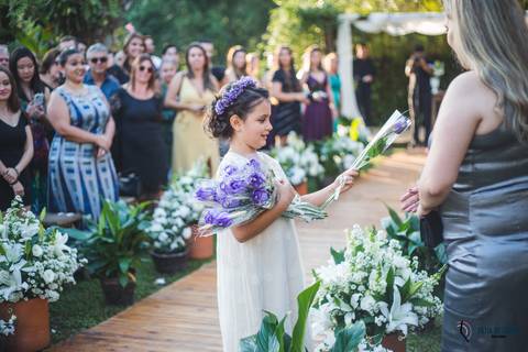 restaurante senzala, vestido de noiva, casamento de dia, casamento ao ar livre, casamento no campo, casamento rustico, senzala eventos, casamento em salesopolis, vestido de renda, decoração roxa,  madrinhas de roxo, decoração lampadas penduradas'