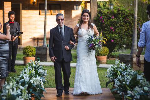 restaurante senzala, vestido de noiva, casamento de dia, casamento ao ar livre, casamento no campo, casamento rustico, senzala eventos, casamento em salesopolis, vestido de renda, decoração roxa,  madrinhas de roxo, decoração lampadas penduradas'