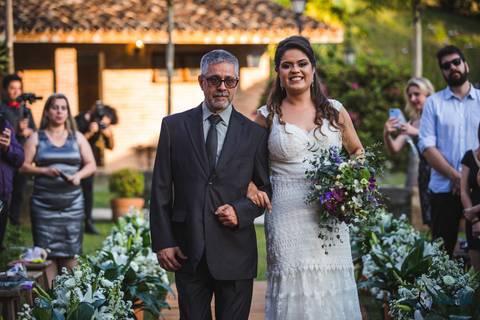 restaurante senzala, vestido de noiva, casamento de dia, casamento ao ar livre, casamento no campo, casamento rustico, senzala eventos, casamento em salesopolis, vestido de renda, decoração roxa,  madrinhas de roxo, decoração lampadas penduradas'