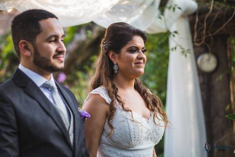 restaurante senzala, vestido de noiva, casamento de dia, casamento ao ar livre, casamento no campo, casamento rustico, senzala eventos, casamento em salesopolis, vestido de renda, decoração roxa,  madrinhas de roxo, decoração lampadas penduradas'