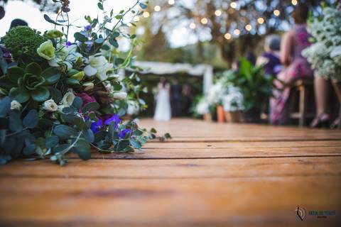 restaurante senzala, vestido de noiva, casamento de dia, casamento ao ar livre, casamento no campo, casamento rustico, senzala eventos, casamento em salesopolis, vestido de renda, decoração roxa,  madrinhas de roxo, decoração lampadas penduradas'