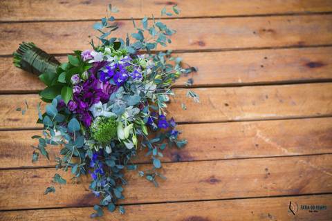 restaurante senzala, vestido de noiva, casamento de dia, casamento ao ar livre, casamento no campo, casamento rustico, senzala eventos, casamento em salesopolis, vestido de renda, decoração roxa,  madrinhas de roxo, decoração lampadas penduradas'