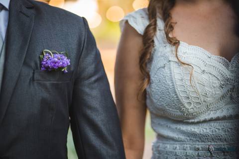 restaurante senzala, vestido de noiva, casamento de dia, casamento ao ar livre, casamento no campo, casamento rustico, senzala eventos, casamento em salesopolis, vestido de renda, decoração roxa,  madrinhas de roxo, decoração lampadas penduradas'