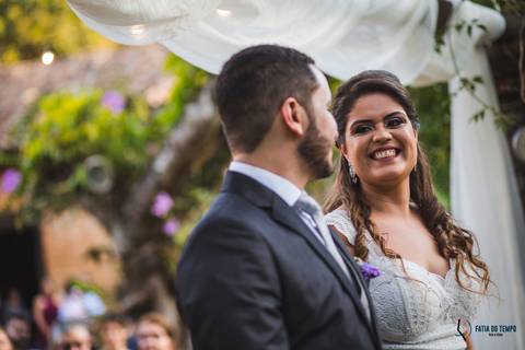 restaurante senzala, vestido de noiva, casamento de dia, casamento ao ar livre, casamento no campo, casamento rustico, senzala eventos, casamento em salesopolis, vestido de renda, decoração roxa,  madrinhas de roxo, decoração lampadas penduradas'