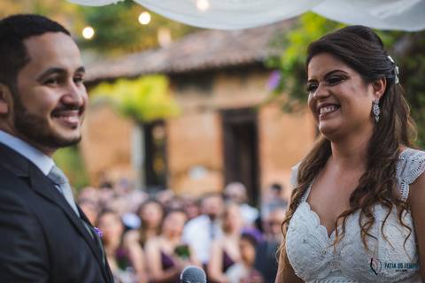 restaurante senzala, vestido de noiva, casamento de dia, casamento ao ar livre, casamento no campo, casamento rustico, senzala eventos, casamento em salesopolis, vestido de renda, decoração roxa,  madrinhas de roxo, decoração lampadas penduradas'