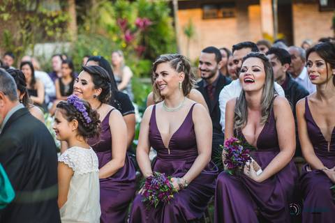 restaurante senzala, vestido de noiva, casamento de dia, casamento ao ar livre, casamento no campo, casamento rustico, senzala eventos, casamento em salesopolis, vestido de renda, decoração roxa,  madrinhas de roxo, decoração lampadas penduradas'