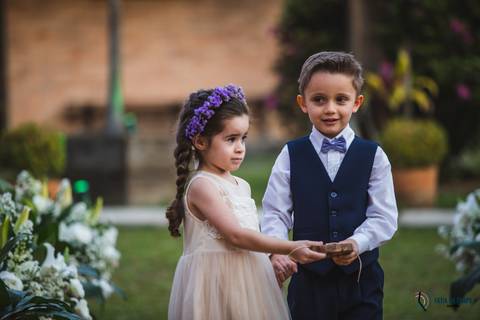 restaurante senzala, vestido de noiva, casamento de dia, casamento ao ar livre, casamento no campo, casamento rustico, senzala eventos, casamento em salesopolis, vestido de renda, decoração roxa,  madrinhas de roxo, decoração lampadas penduradas'