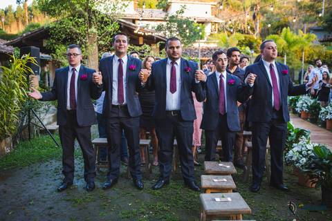 restaurante senzala, vestido de noiva, casamento de dia, casamento ao ar livre, casamento no campo, casamento rustico, senzala eventos, casamento em salesopolis, vestido de renda, decoração roxa,  madrinhas de roxo, decoração lampadas penduradas'