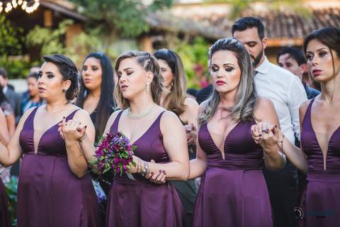 restaurante senzala, vestido de noiva, casamento de dia, casamento ao ar livre, casamento no campo, casamento rustico, senzala eventos, casamento em salesopolis, vestido de renda, decoração roxa,  madrinhas de roxo, decoração lampadas penduradas'