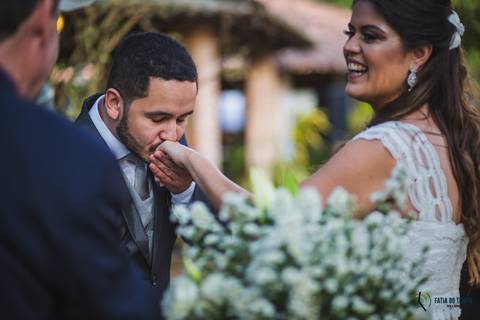 restaurante senzala, vestido de noiva, casamento de dia, casamento ao ar livre, casamento no campo, casamento rustico, senzala eventos, casamento em salesopolis, vestido de renda, decoração roxa,  madrinhas de roxo, decoração lampadas penduradas'