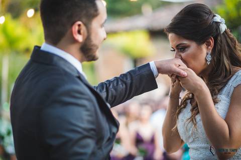 restaurante senzala, vestido de noiva, casamento de dia, casamento ao ar livre, casamento no campo, casamento rustico, senzala eventos, casamento em salesopolis, vestido de renda, decoração roxa,  madrinhas de roxo, decoração lampadas penduradas'