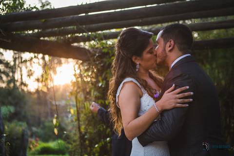 restaurante senzala, vestido de noiva, casamento de dia, casamento ao ar livre, casamento no campo, casamento rustico, senzala eventos, casamento em salesopolis, vestido de renda, decoração roxa,  madrinhas de roxo, decoração lampadas penduradas'