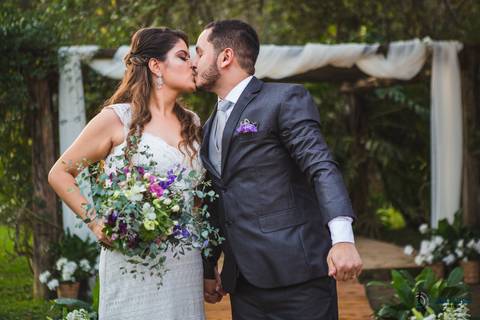 restaurante senzala, vestido de noiva, casamento de dia, casamento ao ar livre, casamento no campo, casamento rustico, senzala eventos, casamento em salesopolis, vestido de renda, decoração roxa,  madrinhas de roxo, decoração lampadas penduradas'