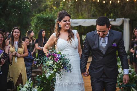 restaurante senzala, vestido de noiva, casamento de dia, casamento ao ar livre, casamento no campo, casamento rustico, senzala eventos, casamento em salesopolis, vestido de renda, decoração roxa,  madrinhas de roxo, decoração lampadas penduradas'