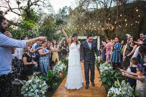 restaurante senzala, vestido de noiva, casamento de dia, casamento ao ar livre, casamento no campo, casamento rustico, senzala eventos, casamento em salesopolis, vestido de renda, decoração roxa,  madrinhas de roxo, decoração lampadas penduradas'