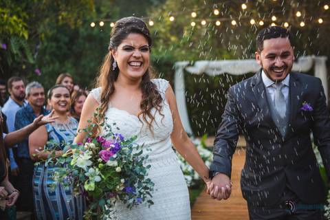 restaurante senzala, vestido de noiva, casamento de dia, casamento ao ar livre, casamento no campo, casamento rustico, senzala eventos, casamento em salesopolis, vestido de renda, decoração roxa,  madrinhas de roxo, decoração lampadas penduradas'