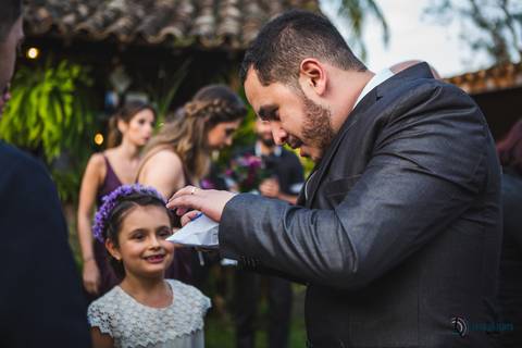 restaurante senzala, vestido de noiva, casamento de dia, casamento ao ar livre, casamento no campo, casamento rustico, senzala eventos, casamento em salesopolis, vestido de renda, decoração roxa,  madrinhas de roxo, decoração lampadas penduradas'