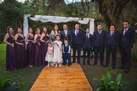 restaurante senzala, vestido de noiva, casamento de dia, casamento ao ar livre, casamento no campo, casamento rustico, senzala eventos, casamento em salesopolis, vestido de renda, decoração roxa,  madrinhas de roxo, decoração lampadas penduradas'