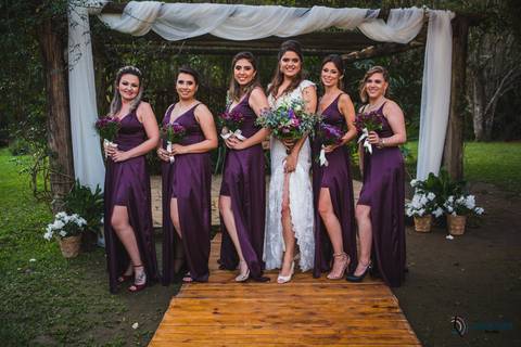 restaurante senzala, vestido de noiva, casamento de dia, casamento ao ar livre, casamento no campo, casamento rustico, senzala eventos, casamento em salesopolis, vestido de renda, decoração roxa,  madrinhas de roxo, decoração lampadas penduradas'