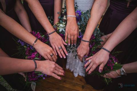 restaurante senzala, vestido de noiva, casamento de dia, casamento ao ar livre, casamento no campo, casamento rustico, senzala eventos, casamento em salesopolis, vestido de renda, decoração roxa,  madrinhas de roxo, decoração lampadas penduradas'