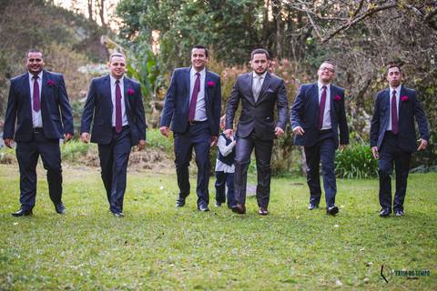 restaurante senzala, vestido de noiva, casamento de dia, casamento ao ar livre, casamento no campo, casamento rustico, senzala eventos, casamento em salesopolis, vestido de renda, decoração roxa,  madrinhas de roxo, decoração lampadas penduradas'