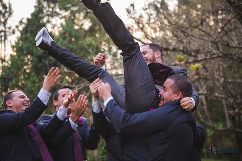 restaurante senzala, vestido de noiva, casamento de dia, casamento ao ar livre, casamento no campo, casamento rustico, senzala eventos, casamento em salesopolis, vestido de renda, decoração roxa,  madrinhas de roxo, decoração lampadas penduradas'