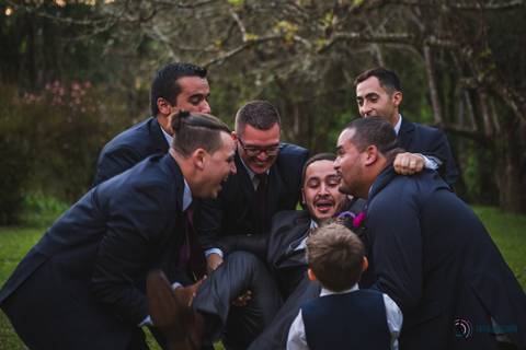 restaurante senzala, vestido de noiva, casamento de dia, casamento ao ar livre, casamento no campo, casamento rustico, senzala eventos, casamento em salesopolis, vestido de renda, decoração roxa,  madrinhas de roxo, decoração lampadas penduradas'