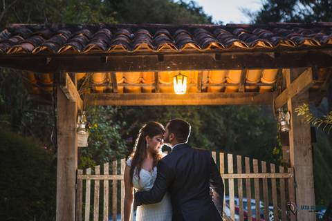 restaurante senzala, vestido de noiva, casamento de dia, casamento ao ar livre, casamento no campo, casamento rustico, senzala eventos, casamento em salesopolis, vestido de renda, decoração roxa,  madrinhas de roxo, decoração lampadas penduradas'