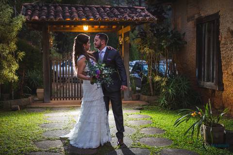 restaurante senzala, vestido de noiva, casamento de dia, casamento ao ar livre, casamento no campo, casamento rustico, senzala eventos, casamento em salesopolis, vestido de renda, decoração roxa,  madrinhas de roxo, decoração lampadas penduradas'