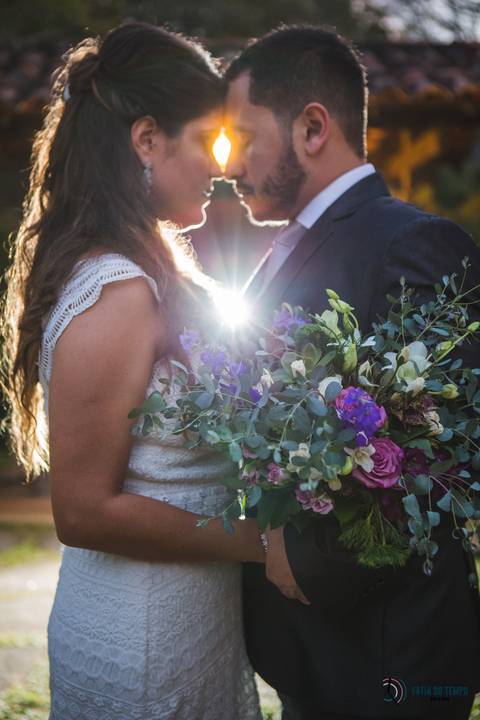 restaurante senzala, vestido de noiva, casamento de dia, casamento ao ar livre, casamento no campo, casamento rustico, senzala eventos, casamento em salesopolis, vestido de renda, decoração roxa,  madrinhas de roxo, decoração lampadas penduradas'