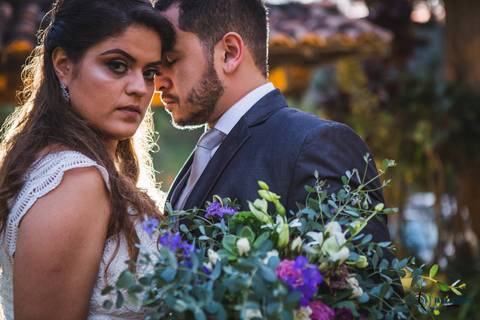 restaurante senzala, vestido de noiva, casamento de dia, casamento ao ar livre, casamento no campo, casamento rustico, senzala eventos, casamento em salesopolis, vestido de renda, decoração roxa,  madrinhas de roxo, decoração lampadas penduradas'