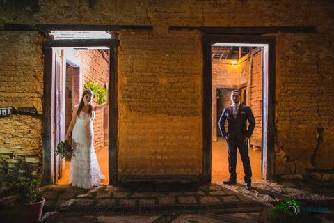 restaurante senzala, vestido de noiva, casamento de dia, casamento ao ar livre, casamento no campo, casamento rustico, senzala eventos, casamento em salesopolis, vestido de renda, decoração roxa,  madrinhas de roxo, decoração lampadas penduradas'