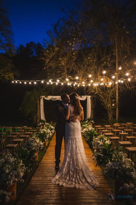 restaurante senzala, vestido de noiva, casamento de dia, casamento ao ar livre, casamento no campo, casamento rustico, senzala eventos, casamento em salesopolis, vestido de renda, decoração roxa,  madrinhas de roxo, decoração lampadas penduradas'