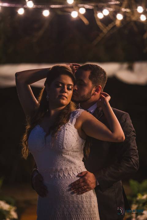 restaurante senzala, vestido de noiva, casamento de dia, casamento ao ar livre, casamento no campo, casamento rustico, senzala eventos, casamento em salesopolis, vestido de renda, decoração roxa,  madrinhas de roxo, decoração lampadas penduradas'