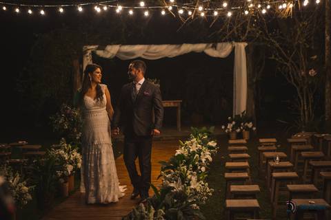restaurante senzala, vestido de noiva, casamento de dia, casamento ao ar livre, casamento no campo, casamento rustico, senzala eventos, casamento em salesopolis, vestido de renda, decoração roxa,  madrinhas de roxo, decoração lampadas penduradas'