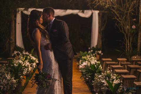 restaurante senzala, vestido de noiva, casamento de dia, casamento ao ar livre, casamento no campo, casamento rustico, senzala eventos, casamento em salesopolis, vestido de renda, decoração roxa,  madrinhas de roxo, decoração lampadas penduradas'